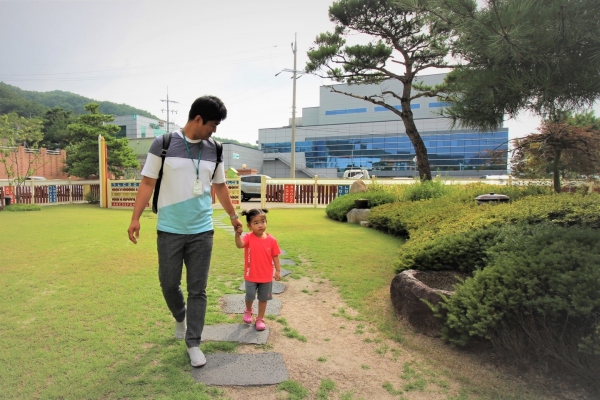 서울에프엔비 직원이 자녀를 직장어린이집에 등원시키는 모습