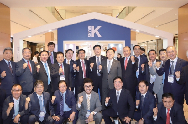 지난 2일 태국 방콕 센트럴월드 브랜드K 쇼룸을 방문한 김기문 중기중앙회장(뒷줄 오른쪽 여섯번째)과 중소기업대표단이 파이팅을 하고 있다.