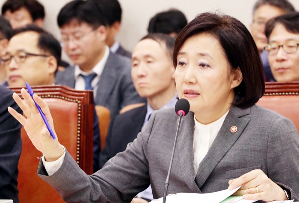 지난 8일 국회에서 열린 산업통상자원중소벤처기업위원회 중소벤처기업부 국정감사에서 박영선 장관이 의원 질의에 답변하고 있다.
