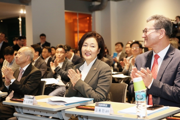 박영선 중소벤처기업부 장관(가운데)이 지난 16일 서울 강남구 팁스타운에서 열린 ‘대·중소기업 상생 피칭데이’에 참석해 환하게 웃고 있다.