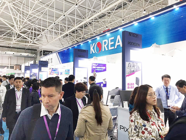 지난 19일부터 4일간 중국 청도에서 열린 ‘제 82회 중국 추계 국제의료기기 전시회’에서 바이어들이 한국관을 관람하고 있다.