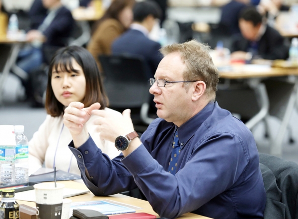 지난 12일 부산항 국제전시컨벤션센터에서 열린 ‘2019 조선해양기자재 글로벌 네트워크 구축상담회’에서 한 바이어가 상담하고 있다.