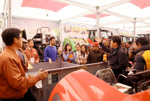 지난 5일부터 나흘간 김제 벽골제에서 열린 ‘2019김제농업기계박람회’에서 관람객들이 농업기계를 살펴보고 있다.