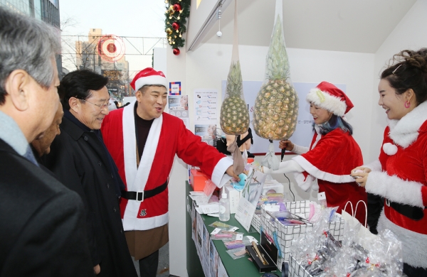김기문 중소기업중앙회장(왼쪽 세번째)이 성탄절을 하루 앞둔 지난달 24일 서울 신촌 연세로에서 열린 ‘가치삽시다! 크리스마스 마켓’을 방문, 상품을 구입하고 있다.