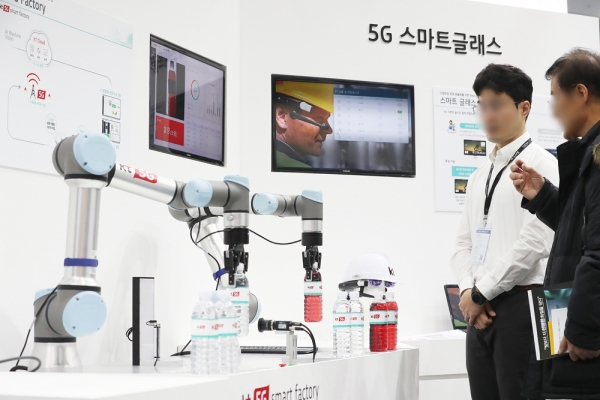 지난달 17일 서울 강남구 코엑스에서 열린 산업박람회 ‘대한민국 4차산업혁명 페스티벌 2020’에서 스마트 팩토리 관련 기기들을 둘러보고 있다.