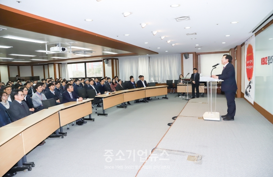 중소기업중앙회는 2020년 새해 2일 오후 시무식 및 신년회를 개최했다. 김기문 중기중앙회장(오른쪽)이 임직원들 앞에서 신년사를 발표하고 있다.