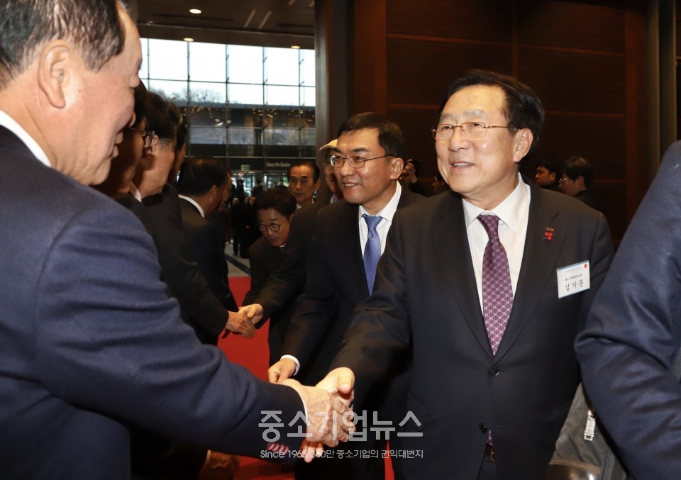 지난 3일 오후 코엑스 그랜드볼룸에서 열린 ‘2020 경제계 신년인사회’에 김기문 중소기업중앙회장(오른쪽부터), 서승원 중기중앙회 상근부회장이 참석하고 있다.