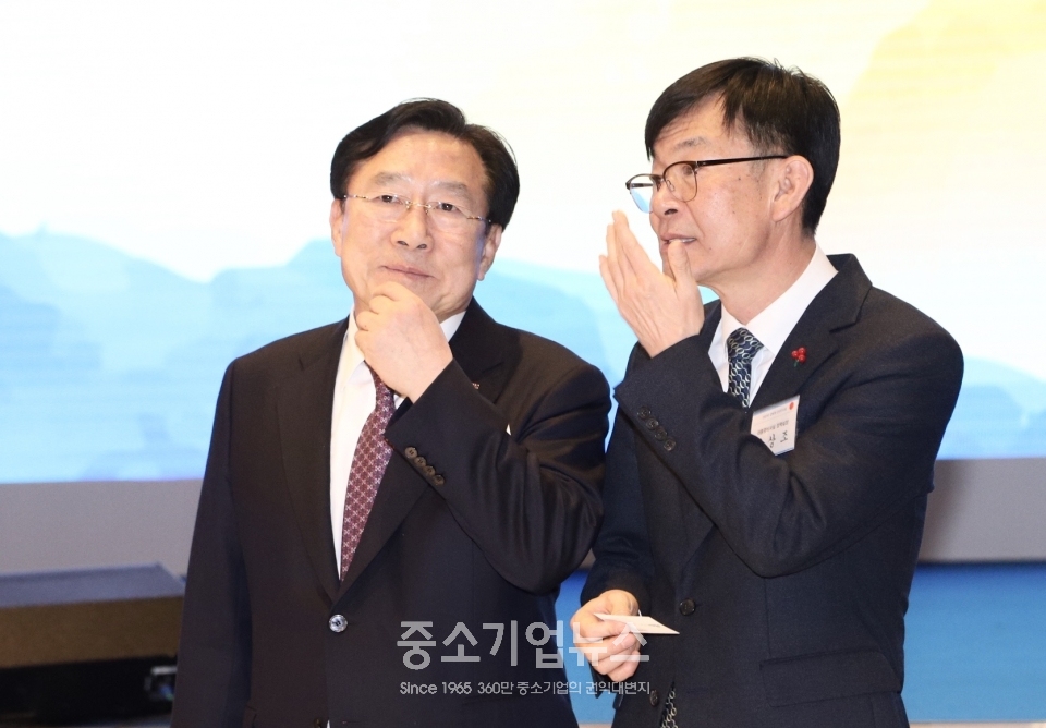 지난 3일 오후 코엑스에서 열린 ‘2020 경제계 신년인사회’에 참석한 김기문 중기중앙회장(왼쪽)과 김상조 청와대 정책실장이 개회식에 앞서 대화나누고 있다.
