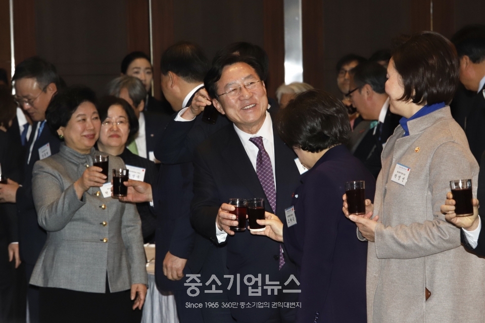 지난 3일 오후 코엑스 그랜드볼룸에서 열린 대한상공회의소 주최 ‘2020 경제계 신년인사회’에 참석한 김기문 중기중앙회장(사진 가운데)이 참석자들과 건배하며 인사나누고 있다.