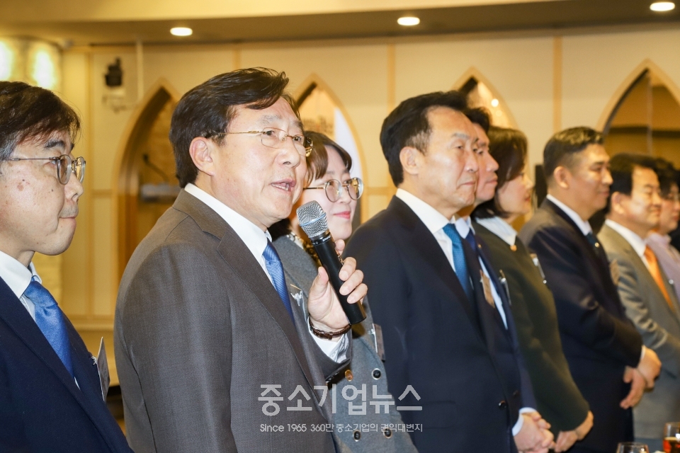 지난 15일 여의도 서울시티클럽 컨벤션홀에서 열린 '2020 소상공인연합회 신년하례식'에서 김기문 중기중앙회장(왼쪽 두번째)이 축사를 하고 있다.