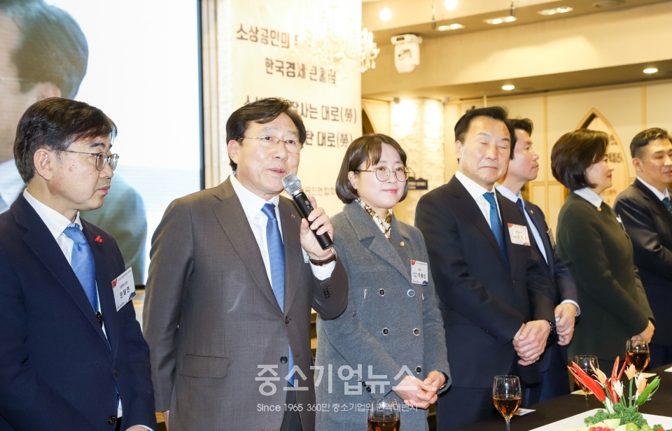 지난 15일 여의도 서울시티클럽 컨벤션홀에서 열린 '2020 소상공인연합회 신년하례식'에서 김기문 중기중앙회장(왼쪽 두번째)이 축사를 하고 있다.