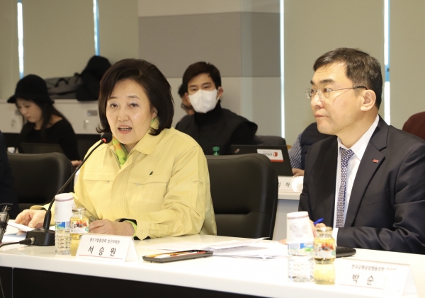 박영선 중기부 장관(왼쪽)이 수출 중소기업의 건의사항에 대해 답변하고 있다.