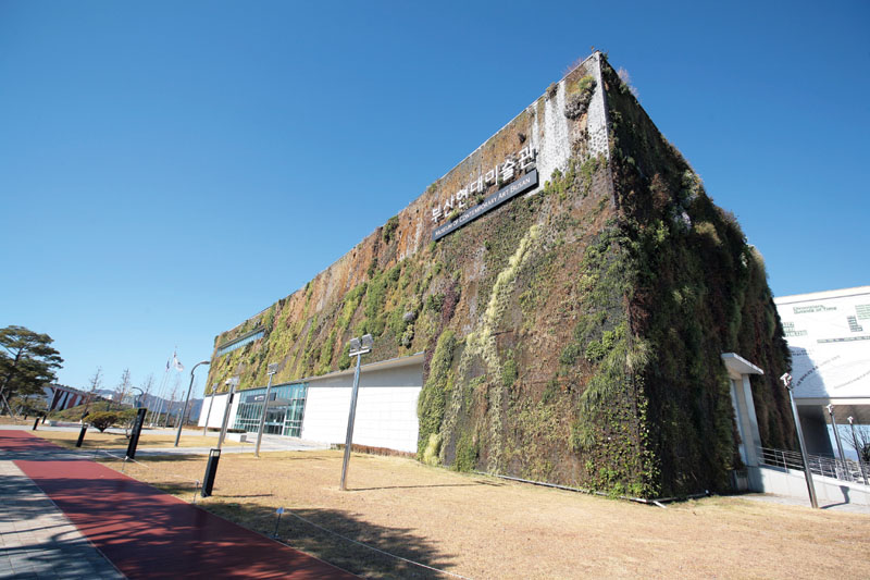 부산현대미술관은 건물 내외부를 수직으로 구성했다. 식물을 자라게 하는 정원 컨셉으로 꾸며 환상적이다