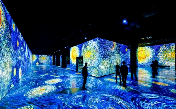 ‘반 고흐’의 ‘별의 빛나는 밤’이 ‘비발디’의 ‘사계 3악장’과 함께 상영되고 있는 모습.’빛의 벙커 : 반 고흐’展, Culturespaces Digital - Bunker de Lumières - Vincent van Gogh 2019 - Directors : G. Iannuzzi - R. Gatto - M. Siccardi - Sound track L. Longobardi - © Gianfranco Iannuzzi