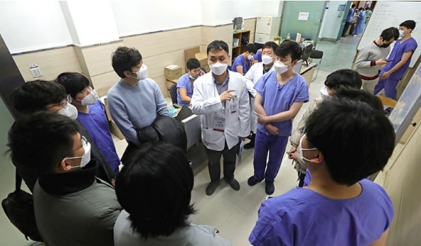 지난 달 29일 오전 대구시 중구 계명대학교 대구동산병원에 파견을 나온 공중보건의들이 담당 의사로부터 교육을 받고 있다.
