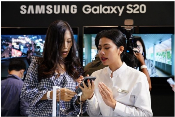 2월 12일(현지시간) 태국 방콕에 위치한 센트럴월드 쇼핑몰에서 진행된 ‘갤럭시 S20’ 런칭 행사에서 제품을 체험하고 있는 모습