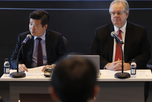 주한미국상공회의소(암참)의 제임스 김 회장(왼쪽)과 제프리 존스 이사회 의장이 지난 5일 오후 서울 영등포구 IFC에서 신종 코로나바이러스 감염증(코로나19) 현 상황과 관련해 기자회견을 하고 있다