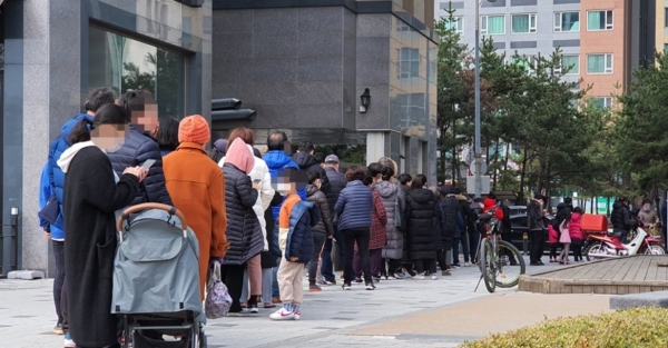 7일(토) 오후 서울 한 약국 앞에서 시민들이 마스크를 구입하기 위해 줄을 서 기다리고 있다