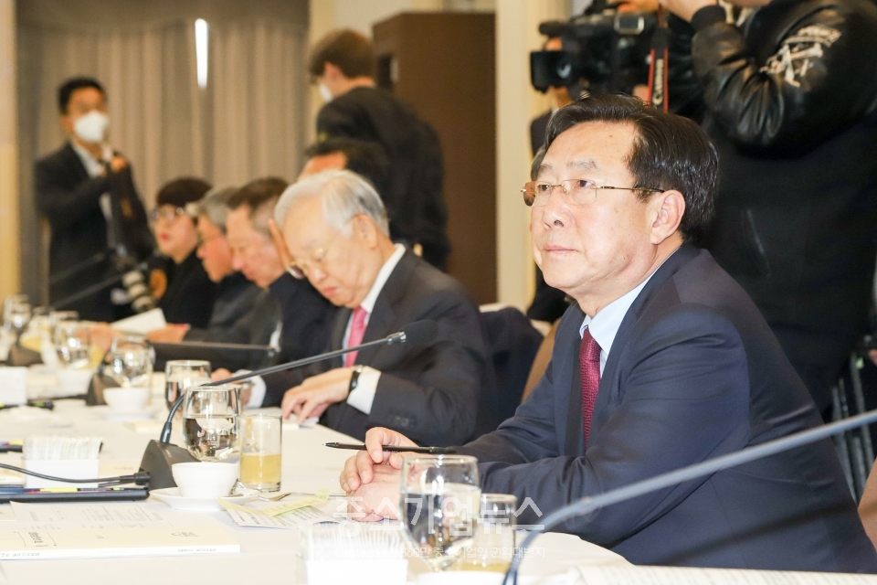 9일 오전 서울 중구 프레스센터에서 열린 '제14차 일자리위원회'에서 김기문 중소기업중앙회장(맨오른쪽)이 회의에 참석하고 있다.
