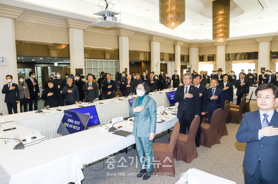 9일 오전 서울 중구 프레스센터에서 열린 '제14차 일자리위원회'에서 참석자들이 국민의례를 하고 있다.