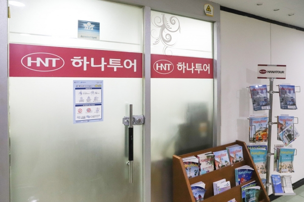 코로나19 여파로 한국인의 입국을 금지하거나 격리 등에 나선 국가가 크게 늘면서 해외여행 수요가 급감했다. 지난 6일 서울 여의도의 한 여행사 사무실이 문이 닫힌 채 코로나19 관련 안내문만 덩그러니 붙어있다.