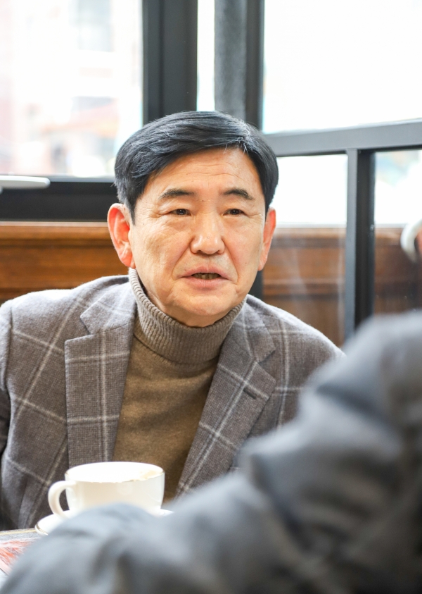 지난 9일, 마포구 한 카페에서 만난 ‘착한임대인’ 장해수 씨. 그는 최근 어려운 상황을 같이 이겨나가자는 취지에서 4개월간 임대료 50%를 깎아주기로 결정했다.