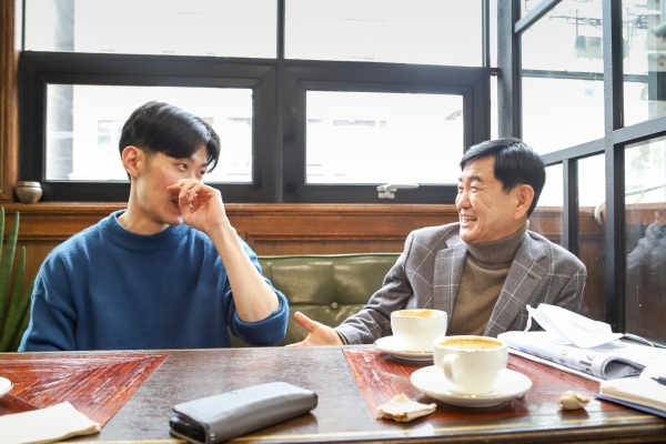 장해수 씨와 이중현 대표가 대화 나누는 모습. 임차인, 임대인 관계로 만났지만, 카페 경영에 도움을 주고 있는 멘토-멘티에 가까워보였다.