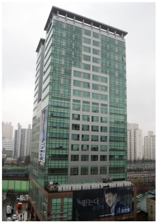 코로나 19 무더기 확진자가 발생한 서울 구로구 신도림동 코리아빌딩