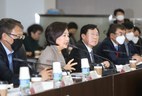 박영선 장관이 16일 중기중앙회에서 열린 코로나19 대책 간담회에서 발언하고 있다.