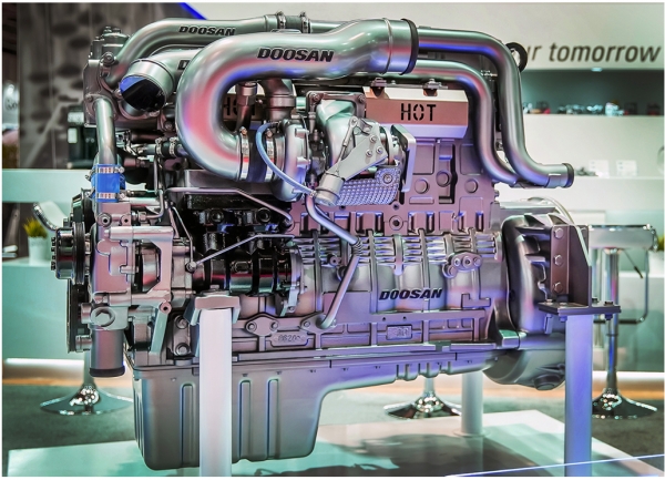 두산인프라코어가 상용차용으로 개발한 DX12 유로6 전자식 엔진
