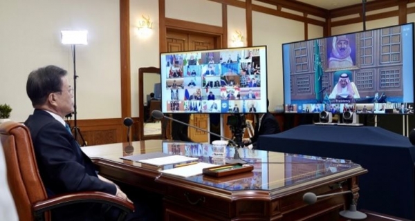 문재인 대통령이 26일 청와대 집무실에서 코로나19 공조방안 모색을 위한 G20 특별화상정상회의를 하고 있다.