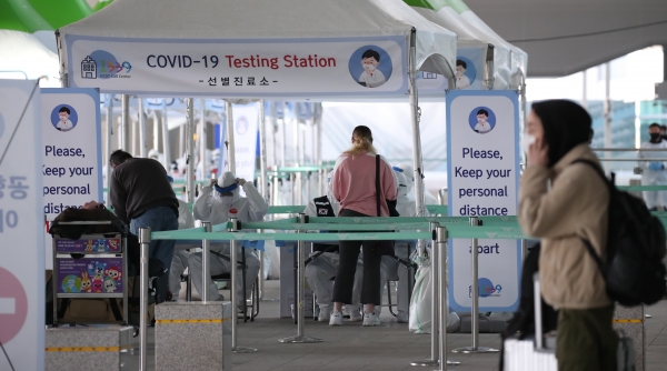 29일 오후 인천국제공항 2터미널에 마련된 선별진료소에서 유럽발 항공편 입국자들이 코로나19 검사를 받고 있다.