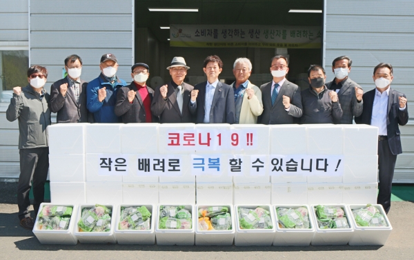 전북합성수지공업협동조합 임직원들이 지난 8일 전북지역 농가를 돕기 위한 농산물구매 캠페인을 진행하고 기념촬영하고 있다.