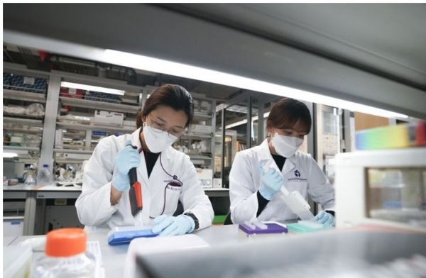 경기 성남시 한국파스퇴르연구소 연구시설에서 직원들이 코로나19 대응 관련 화합물 작업을 하고 있다.