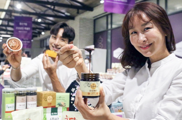 지난 23일 서울 신세계백화점 본점 지하1층 식품행사장에서 열린 ‘중소기업·소상공인 특별전’행사에서 업체 관계자들이 중소기업·소상공인 식품을 홍보하고 있다.