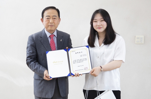 지난해 5월 대전 우송대학교에서 치뤄진 ‘희망드림 장학금 전달식’에서 김영래 중소기업사랑나눔재단 이사장(왼쪽)이 선진경 학생에게 장학금을 전달하고 있다.