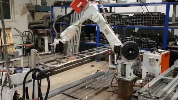 중국 청도공장에 있는 로봇설비가 자동화 공정으로 씸실링기를 제작하고 있다.