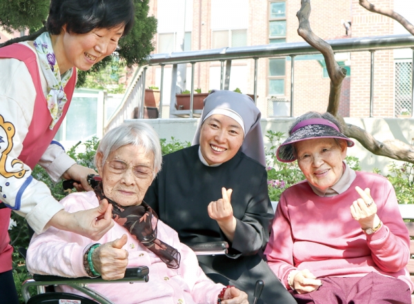 서울 화곡동에 있는 ‘쟌 쥬강의 집’에서 만난 마리 요안나 수녀(왼쪽 세번째)와 구성원들이 환하게 웃으며 포즈를 취하고 있다.