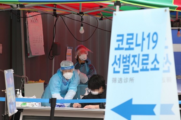 이태원 클럽발 코로나19 집단감염이 급증하고 있는 10일 오후 서울 영등포구 보건소 선별진료소에서 의료진이 검사하고 있다.