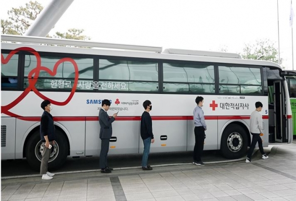 한국철도가 8일 전국에서 임직원 1,028명이 참여하는 ‘생명나눔! 사랑의 헌혈’ 행사를 가졌다. 대전 본사 직원들이 헌혈하기 위해 1m 거리를 두고 줄을 서 있다.