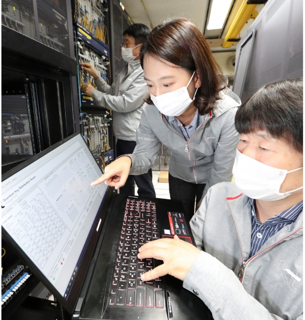KT 연구원이 국내에서 개발한 양자 암호 통신 기술이 적용된 5G 네트워크를 확인하고 있다.