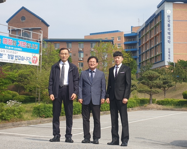 한국폴리텍대학 이상근 교수와 부자(父子) 동문이 기념 촬영을 하고 있다. (왼쪽에서부터 윤만중씨, 이상근 교수, 윤반석씨).png