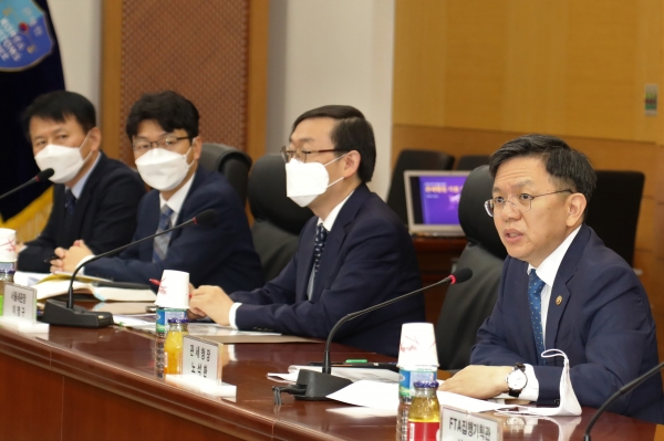 노석환 관세청장이 22일 서울세관에서 개최된 FTA 수출기업 간담회에서 관세행정상 지원정책에 대해 설명하고 있다.