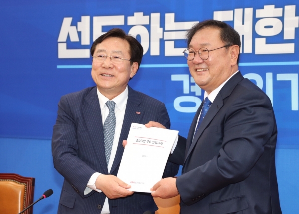 김기문 회장(왼쪽)이 더불어민주당 김태년 원내대표에게 중소기업계 정책제언을 전달하고 있다.