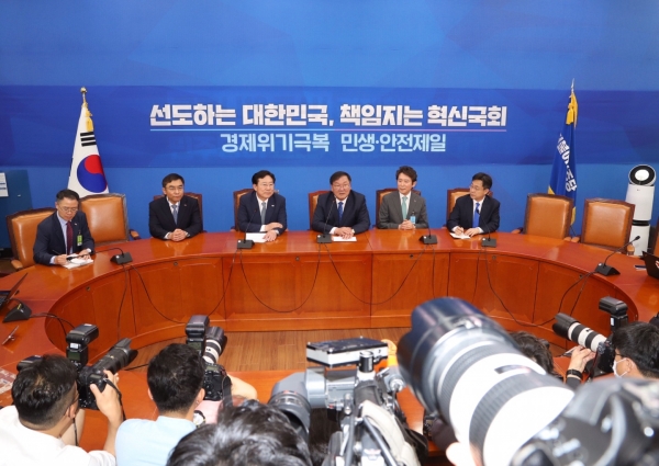 김기문 회장과 더불어민주당 김태년 원내대표가 기자들의 질문에 응답하고 있다.