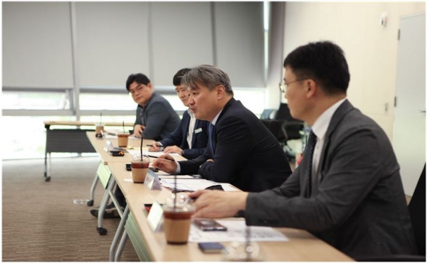 지난 21일 디지털SOC 구축을 위한 사업 자문 위원회에서 발언 중인 이석훈 경기도주식회사 대표이사(오른쪽에서 두 번째)