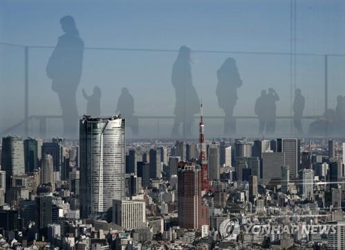 도쿄 도심의 전망대 설치된 투명 보호벽면에 방문객들의 모습이 반사되고 있다. (제공=연합뉴스)