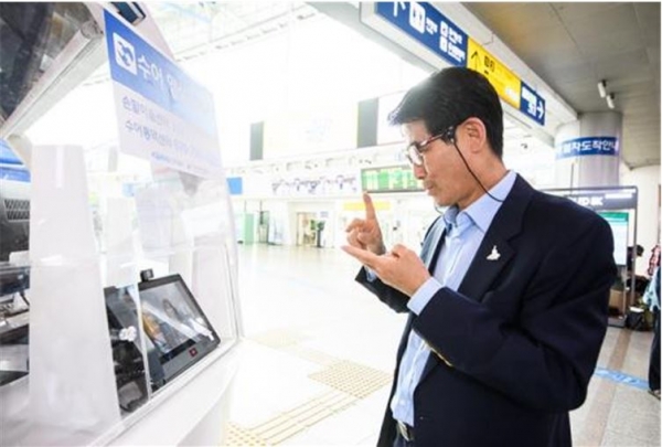 지난 25일 서울역에서 변승일 한국농아인협회장이 수어영상전화기로 수어통역센터 담당자와 시연통화를 하고 있다
