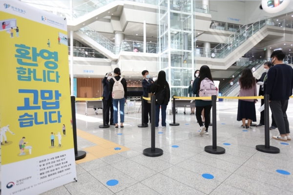 [사진] 한국잡월드에 방문하는 고객들의 체온을 확인하고 있다. 바닥에는 1m 거리두기 안전 표기 스티커가 부착되어 있다.