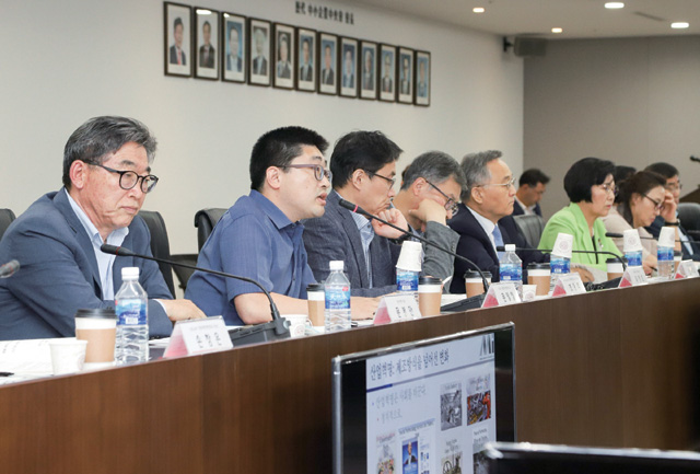 지난달 26일 여의도 중소기업중앙회에서 열린 ‘제1차 전통제조업위원회’에서 문일철 한국과학기술원 교수(왼쪽 두번째)가 ‘클라우드 기반 실시간 생산관리 시스템’에 대해 발표하고 있다.